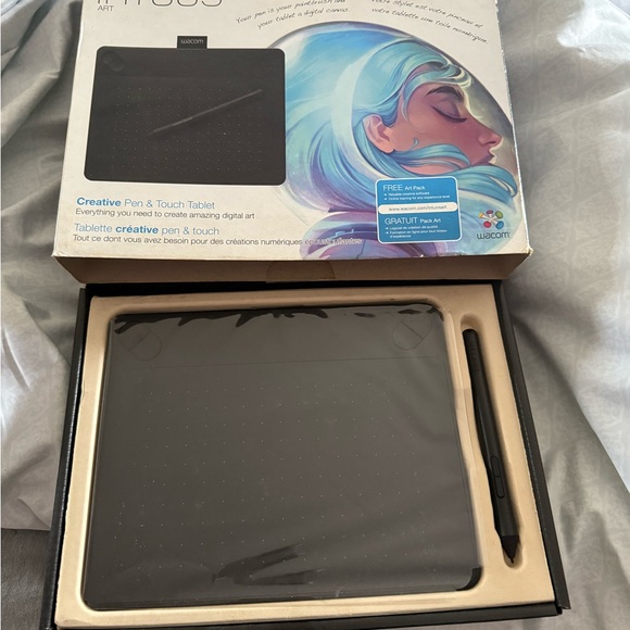 Wacom Black Pen & Touch Tablet - Picture 1 of 1